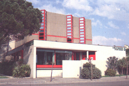 vista del prospetto principale sulla strada